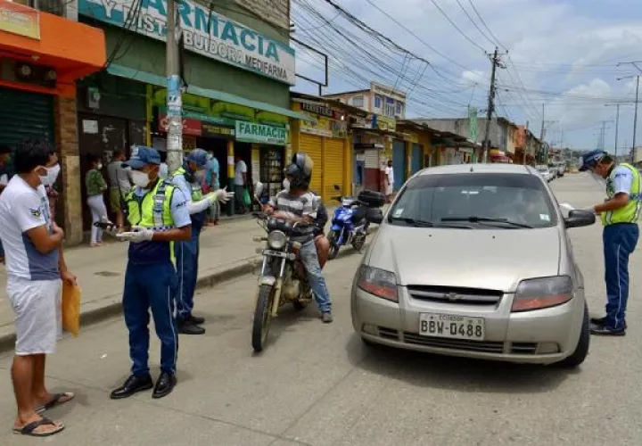 Ecuador registró este miércoles 242 fallecidos y 4.450 positivos por el COVID-19, de los que 3,047 se dan en la provincia de Guayas, cuya capital es Guayaquil, según informó la ministra de Gobierno, María Paula Romo. FOTO/EFE