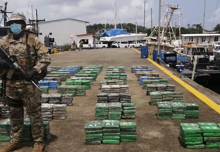 Las autoridades encontraron unos 57 bultos, repletos de cocaína.