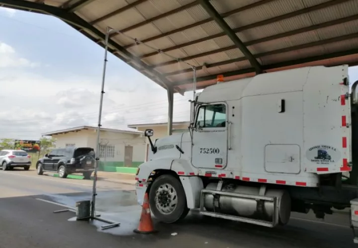 El dispositivo, permitirá desinfectar los autos a través de la aspersión de una solución de amonio cuaternario. Foto/Thays Domínguez