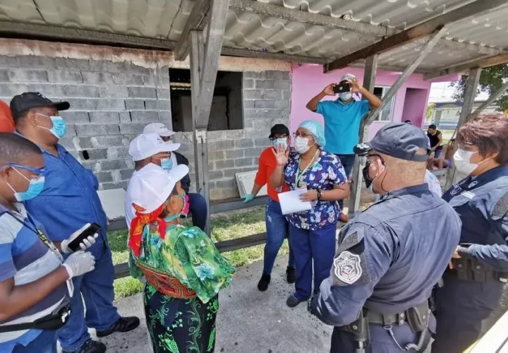Los equipos de salud se mantienen distribuyendo gel alcoholada, mascarillas de tela y volantes con material de salud en idioma español y en la lengua materna de los pobladores. Foto/Eric Montenegro