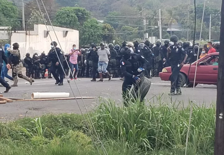 Por dos días, residentes de diversos sectores de La Pesa, corregimiento de Guadalupe en La Chorrera, bloquearon la vía Interamericana, reclamado la entrega de bonos de alimentos y bolsas de comida. Foto/Eric Montenegro