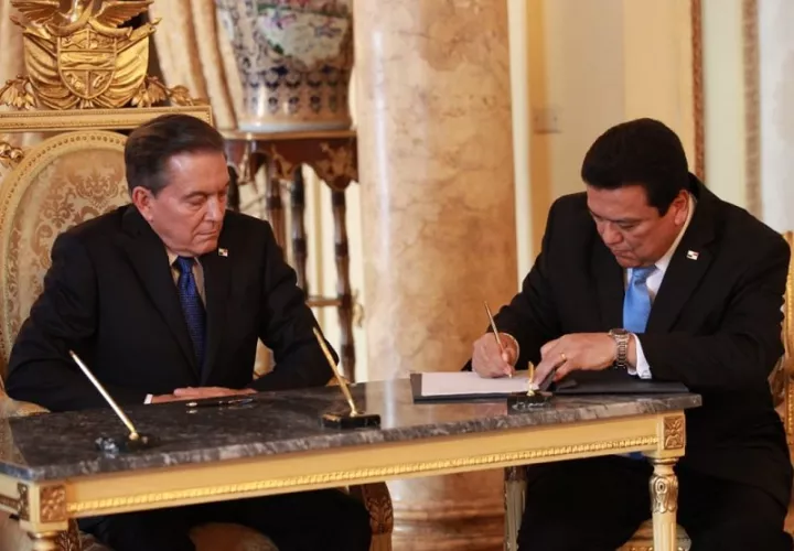 El presidente Laurentino Cortizo junto al procurador Eduardo Ulloa. 