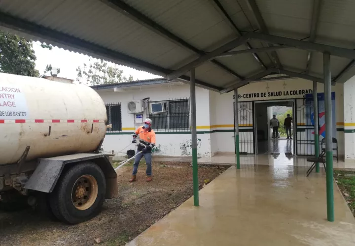 Las autoridades de Salud y del Municipio de Los Santos, llegaron hasta la comunidad para adelantar un operativo de limpieza de calles, avenidas, áreas comunes, predios y sitios de interés público, como lo es el centro de salud de la comunidad. Foto/Rhays Domínguez