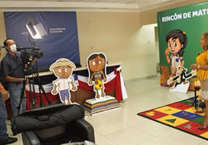 Educadores voluntarios graban programas para la televisión. 