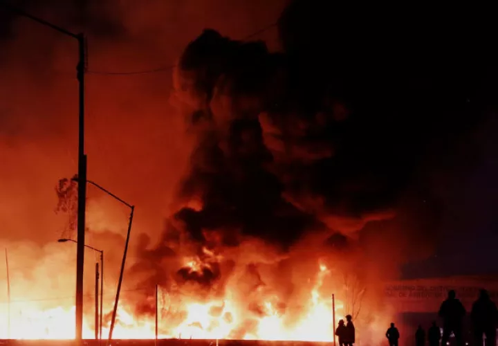  Fotografía del incendio en la Central de Abastos este martes en Ciudad de México. Foto:EFE.