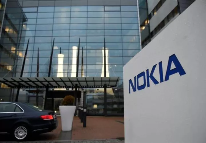 Vista del logotipo de Nokia en la entrada de la sede de la compañía en Espoo 