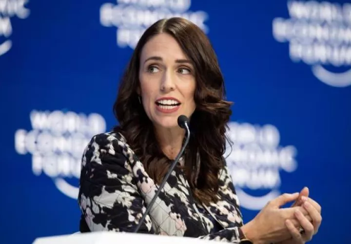  La primera ministra de Nueva Zelanda, Jacinda Ardern, no destituyó al titular de salud, debido a la situación que se viv por el COVID-19. FOTO/EFE