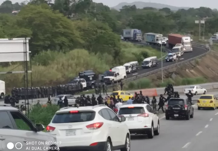 Hubo un enorme tranque vehicular debido a las protestas en Loma Cová y otros sectores de Panamá Oeste. Foto/Eric Montenegro