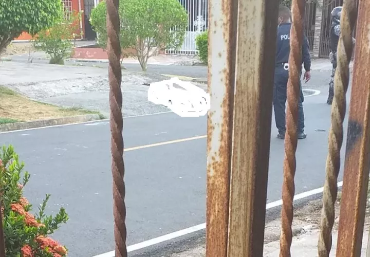 La víctima, quien intentó escapar de los sicarios, los cuales lo sorprendieron al salir de un callejón, quedó tendido en la acera.  FOOTO/Eric Montenegro
