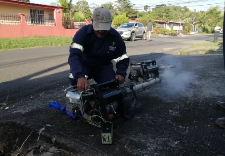 La población le está negando el acceso a los funcionarios del departamento de vectores a las viviendas . FOTO/Eric Montenegro