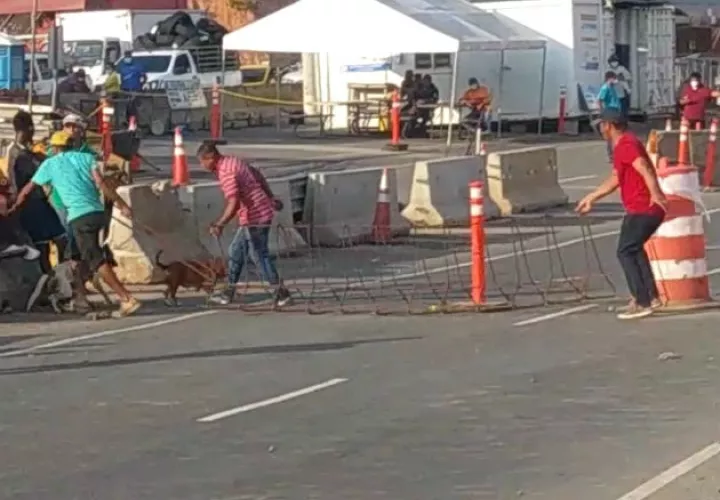 Los manifestantes han utilizado materiales de la construcción del Corredor de Playa para levantar barricadas, Fotos: Eric Montenegro.