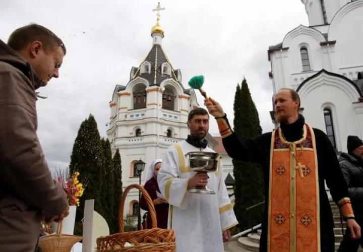Decenas de controles policiales impedían a los cristianos ortodoxos aproximarse al emblemático templo de la ciudad amurallada, en el que repicaron las campanas cuando, según la tradición, el fuego descendió del cielo.  FOTO/EFE