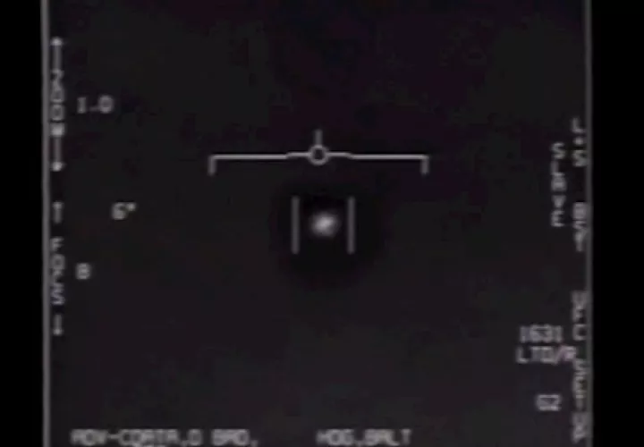 En el video llamado "Gimbal" se escucha a un miembro de la tripulación decir "mira esa cosa", en referencia un objeto volador que, según dijeron, parecía ir contra el viento en 2015.