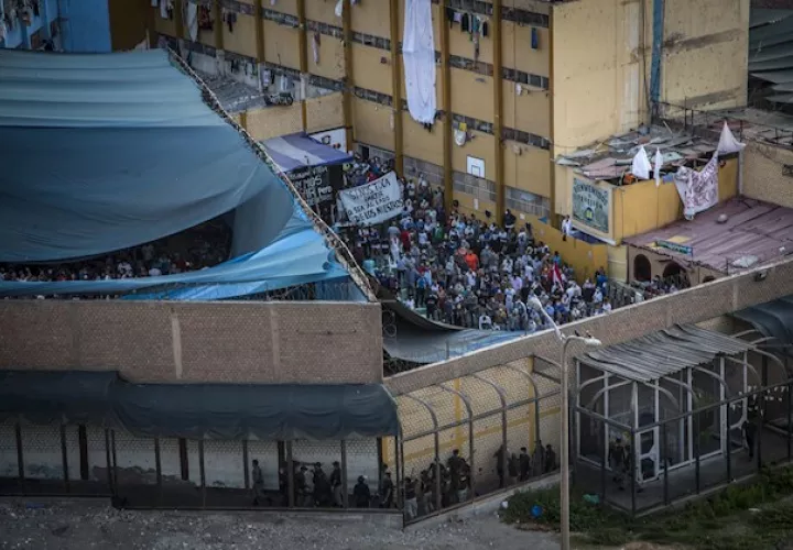 Más de 200 policías acudieron el lunes a controlar el amotinamiento en varios pabellones del penal, ubicado en el distrito de San Juan de Lurigancho.