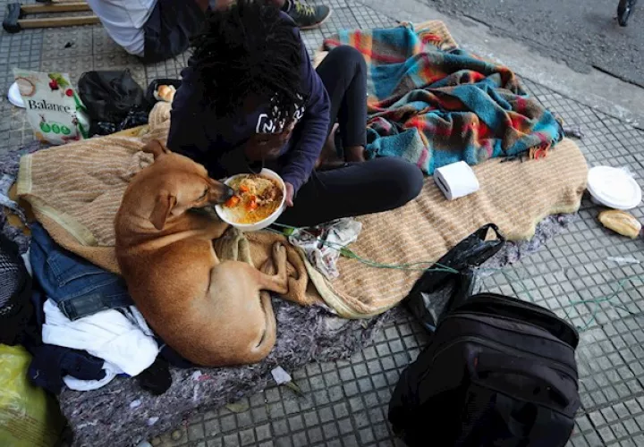 Acuden mendigos, pero también trabajadores informales -hay unos 40 millones en Brasil- que vivían con lo justo y perdieron su empleo de la noche a la mañana.