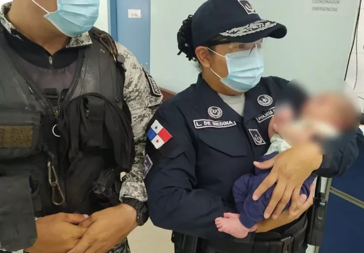El infante fue encontrado en una parada.
