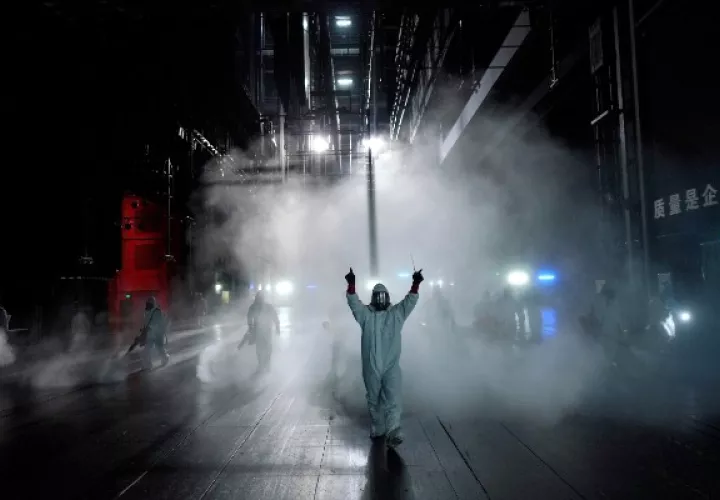 Rumores desenfrenados dan un sentido de control en tiempos inciertos, dicen expertos. Desinfectando un teatro en Wuhan, China. Foto / Aly Song/Reuters.