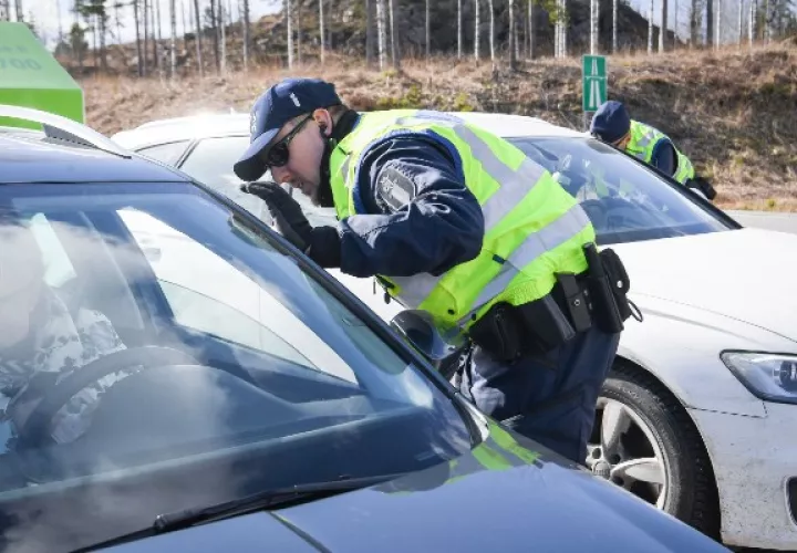En un intento por reducir la propagación del coronavirus, Finlandia estableció retenes carreteros en el suroeste. Foto / Kimmo Brandt/EPA-EFE/Shutterstock.