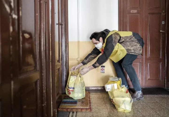 En Milán, Italia, voluntarios han entregado comestibles a ancianos y gente más en riesgo de contraer coronavirus. Foto / Alessandro Grassani para The New York Times.