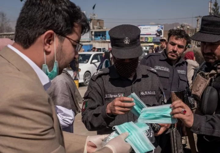   Activistas reparten mascarillas, guantes y desinfectante de manos en Kabul en marzo. Foto / Jim Huylebroek para The New York Times.
