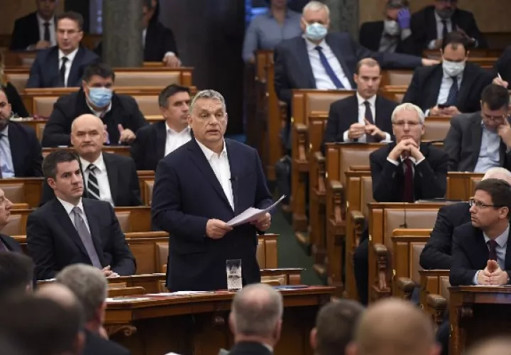 El primer ministro de Hungría, Viktor Orban (cen.), declaró emergencia y buscó eludir al Parlamento. Foto / Tamas Kovacs/EPA, vÍa Shutterstock.
