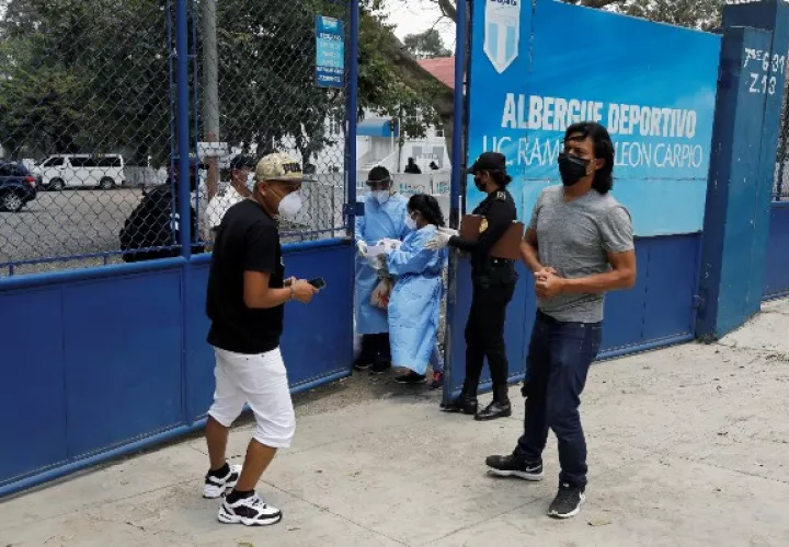 Familiares de migrantes que fueron devueltos en vuelos de deportación de EE.UU. esperan en la ciudad de Guatemala. Foto / Luis Echeverria/Reuters.