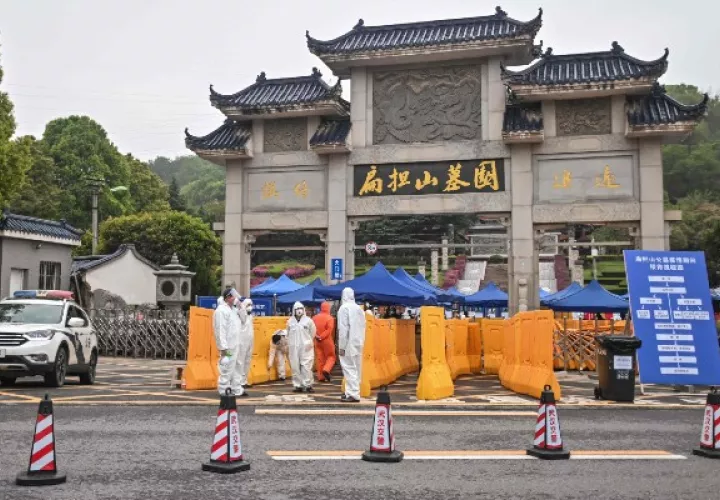 El Gobierno chino está enviando a gente a monitorear los funerales de víctimas del coronavirus en Wuhan. Foto / Hector Retamal/Agence France-Presse — Getty Images.