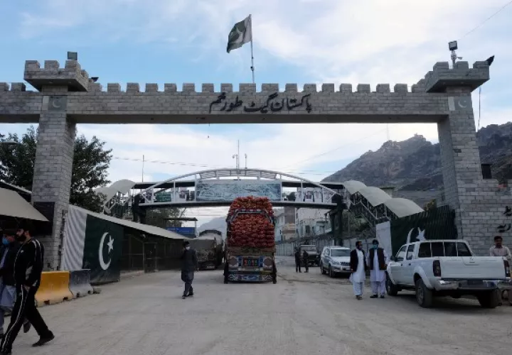 Familias tienen que decidir en qué lado de la frontera Pakistán-Afganistán vivir. El puesto fronterizo en Torkham. Foto / Alasdair Pal/Reuters.