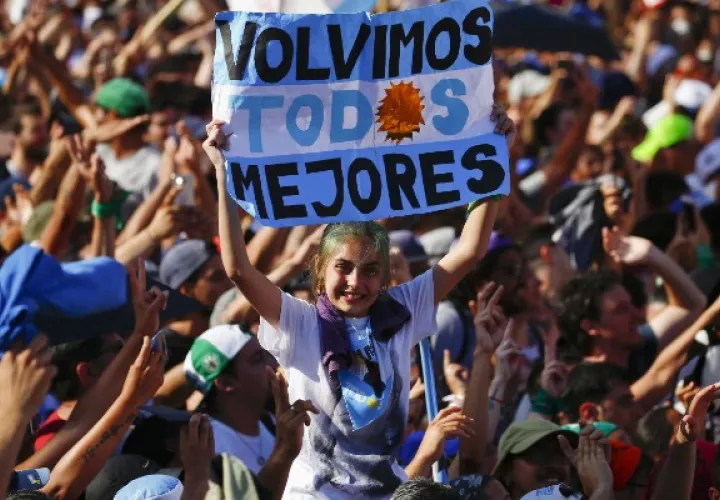 Un sol reemplaza la “o” en la palabra “todos”. Foto / Marcos Brindicci/Associated Press.