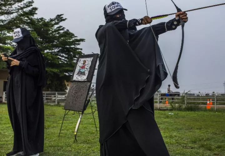 El niqab, que cubre todo el rostro, divide en Indonesia. Foto / Minzayar Oo para The New York Times.