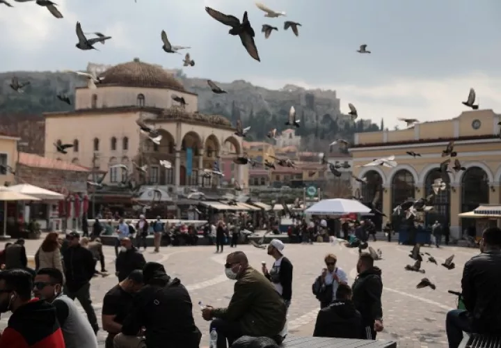 La economía de Grecia depende del turismo y pequeños negocios. La Plaza Monastiraki, en Atenas. Foto / Costas Baltas/Reuters.