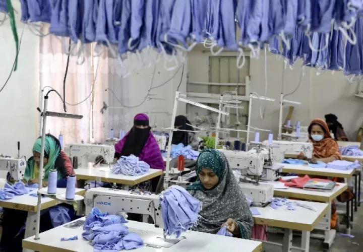 Tras recortes de minoristas occidentales, millones de trabajadores en Bangladesh han sido enviados a casa. Foto / Mohammad Ponir Hossain/Reuters.