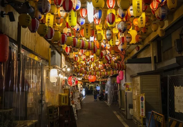 Aunque Japón ha sido menos restrictivo que otros países, algunos bares y tiendas han cerrado. Una calle en el barrio Tenma de Osaka. Foto / Hiroko Masuike/The New York Times.