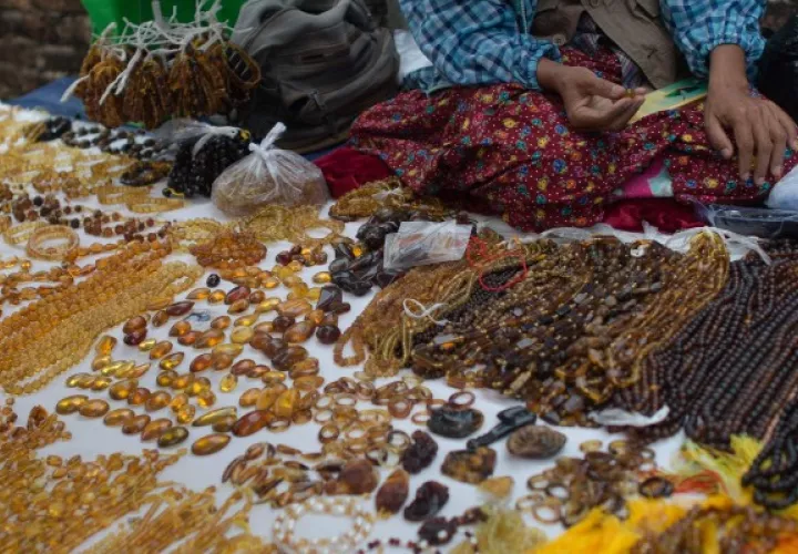 Mucho del ámbar rico en fósiles es de Myanmar, que ha sido acusado de genocidio. Una vendedora de ámbar. Foto / Ye Aung Thu/Agence France-Presse — Getty Images.