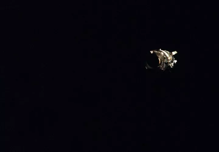 Hace 50 años, los astronautas del Apolo 13 lograron regresar a Tierra luego de que una explosión dañó su módulo de mando, que se ve alejándose tras ser soltado. Foto / NASA.