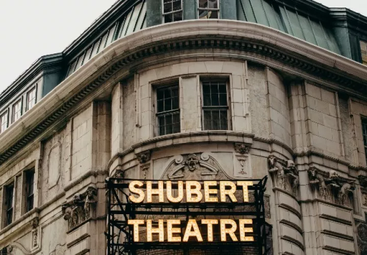 El Teatro Shubert comparte su fachada con el Booth al norte en Shubert Alley y tiene herrumbre veneciano. Foto / George Etheredge para The New York Times.
