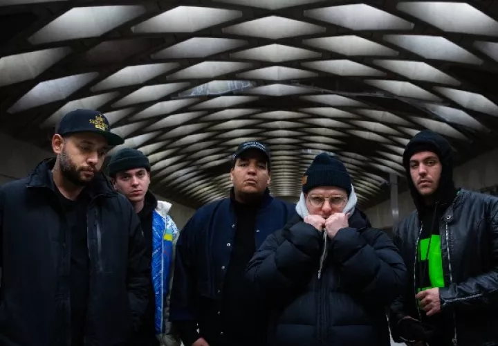 El grupo de hip-hop quebequense Dead Obies rapea en franglais, una mezcla de inglés y francés. Los críticos dicen que artistas así amenazan el futuro del francés. Foto / Nasuna Stuart-Ulin para The New York Times.
