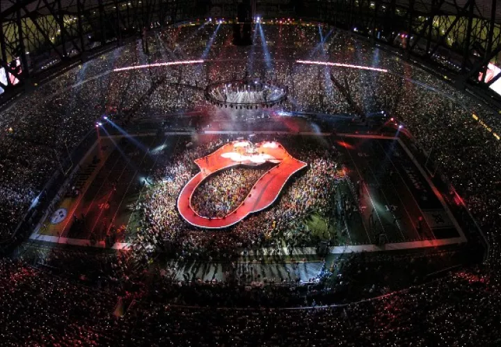  La reunión de Mick Jagger con un estudiante de arte llevó a logo de los Rolling Stones. El escenario en Súper Tazón XL. Foto / Al Messerschmidt/Getty Images.