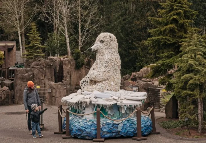 Washed Ashore toma basura de la playa para crear esculturas. Daisy la Osa Polar en el Zoológico de Oregon. Foto / Mason Trinca para The New York Times.