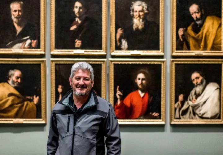 Más de 50 mil personas vieron a Manolo Osuna, guardia en el Museo del Prado, presentar una pintura. Foto / Emilio Parra Doiztua para The New York Times.