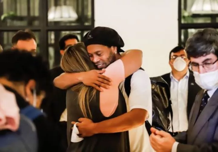 Ronaldinho saluda a una amiga a su ingeso al hotel. Foto:EFE