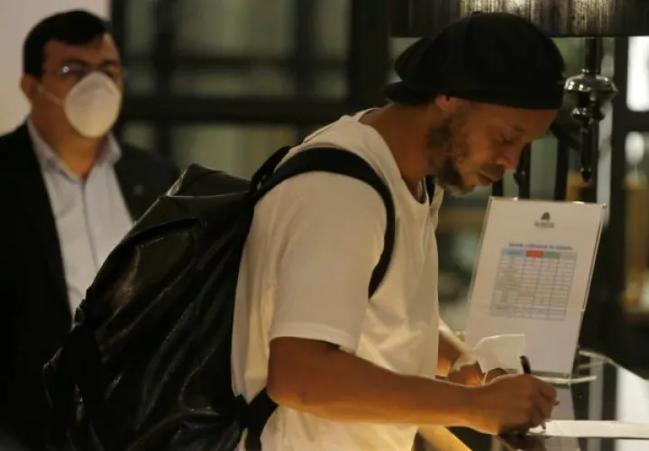 Ronaldinho a su llegada al hotel. Foto:AP