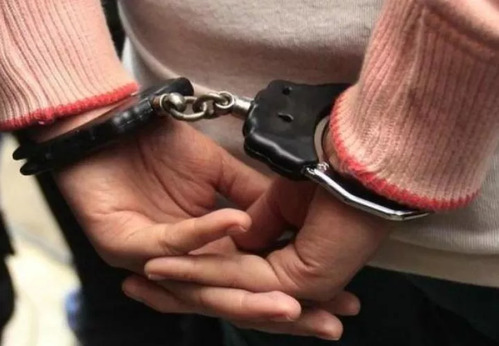 Mujer debe seguir detenida mientras se investigan los hechos.