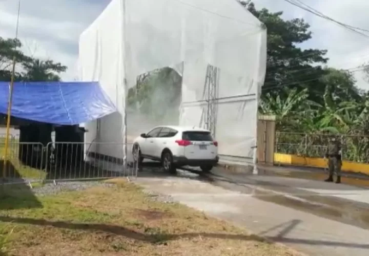 Los vehículos que transitan por la vía interamericana con dirección al distrito de Barú tienen que pasar obligatoriamente por el sistema el cual fumiga con productos los autos para desinfectarlos del virus. FOTO/José Vásquez