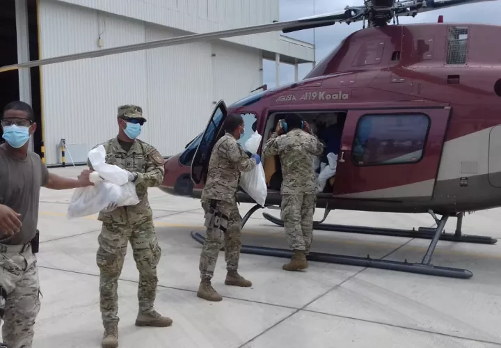 El Comisionado destacó, que en cada operación de traslado de los suministros alimenticios, las unidades aeronavales están utilizando el protocolo de bioseguridad establecido por el Minsa, en cada viaje que se realiza para distribuir los alimentos.. Foto/Senan