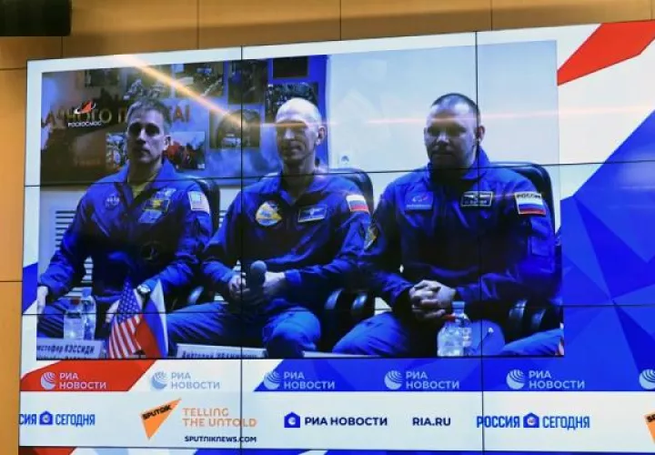  La Estación Espacial Internacional, un proyecto de más de $150,000 millones en el que participan 15 naciones, actualmente está integrada por 15 módulos permanentes y orbita la Tierra a una distancia de 400 kilómetros y una velocidad de más de 27,000 kilómetros por hora. FOTO/EFE
