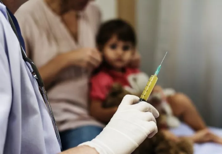 Enfermeras deberán implementar medidas de bioseguridad al momento de vacunar.