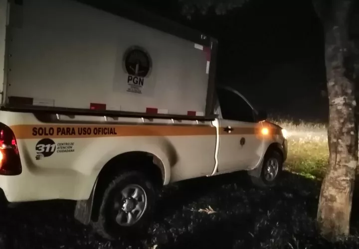 Funcionarios del Ministerio Público y la Policía Nacional se presentaron al lugar para realizar el levantamiento del cuerpo e iniciar las investigaciones de este lamentable caso. Foto/Melquiades Vásquez