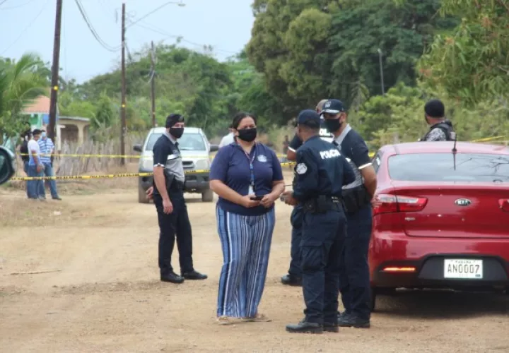 Las autoridades de policía y del Ministerio Público iniciaron las investigaciones para determinar los hechos, que consternaron a la comunidad. Foto/Thays Domínguez