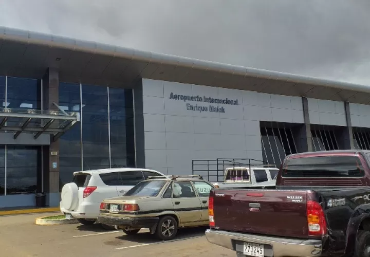 El vuelo del Servicio Nacional Aeronaval, llegó al aeropuerto Enrique Malek en David, Chiriquí, con los tres transportistas panameños que dieron positivo al COVID-19